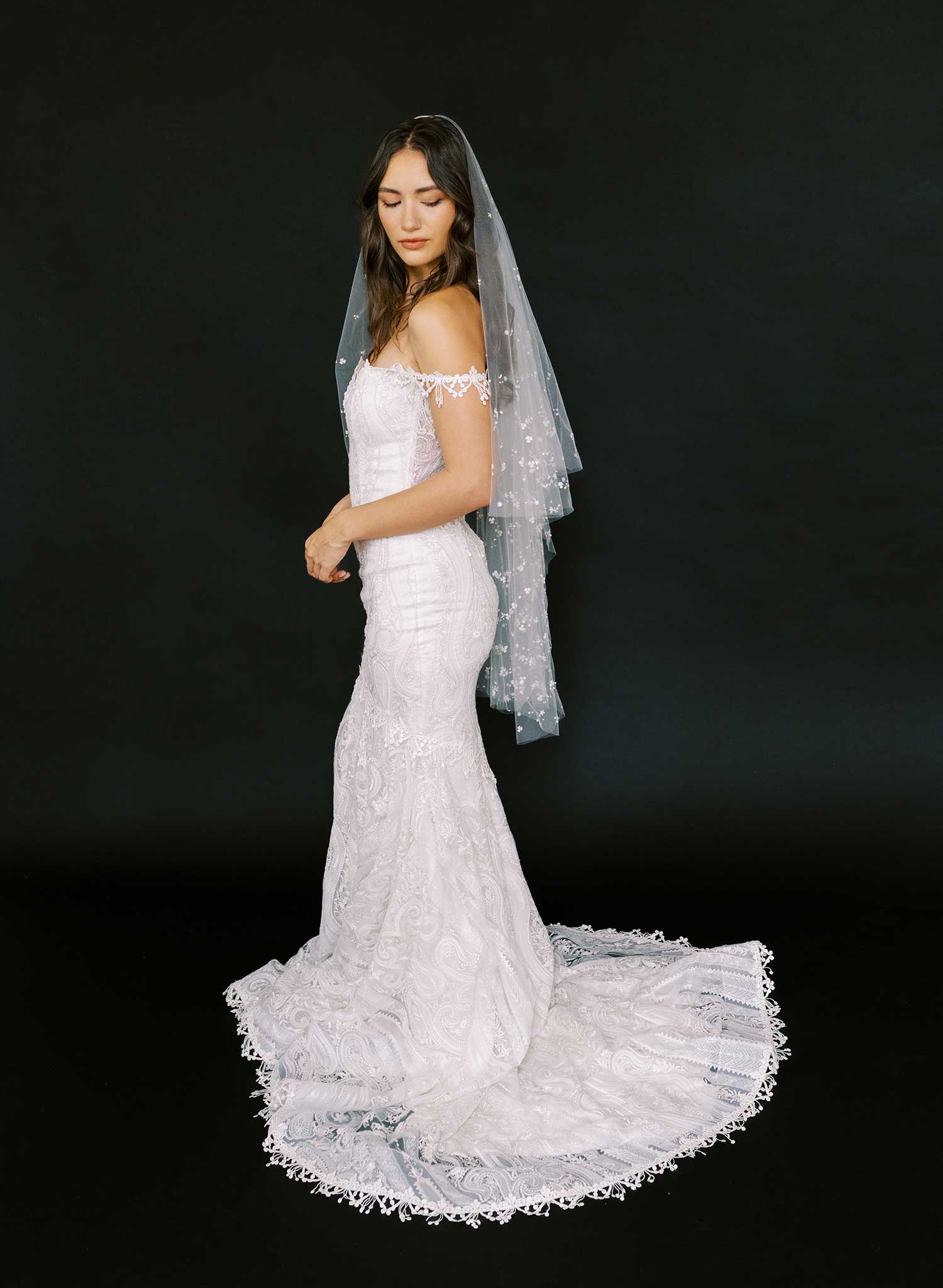 Airy florals embroidered veil - Style #2621