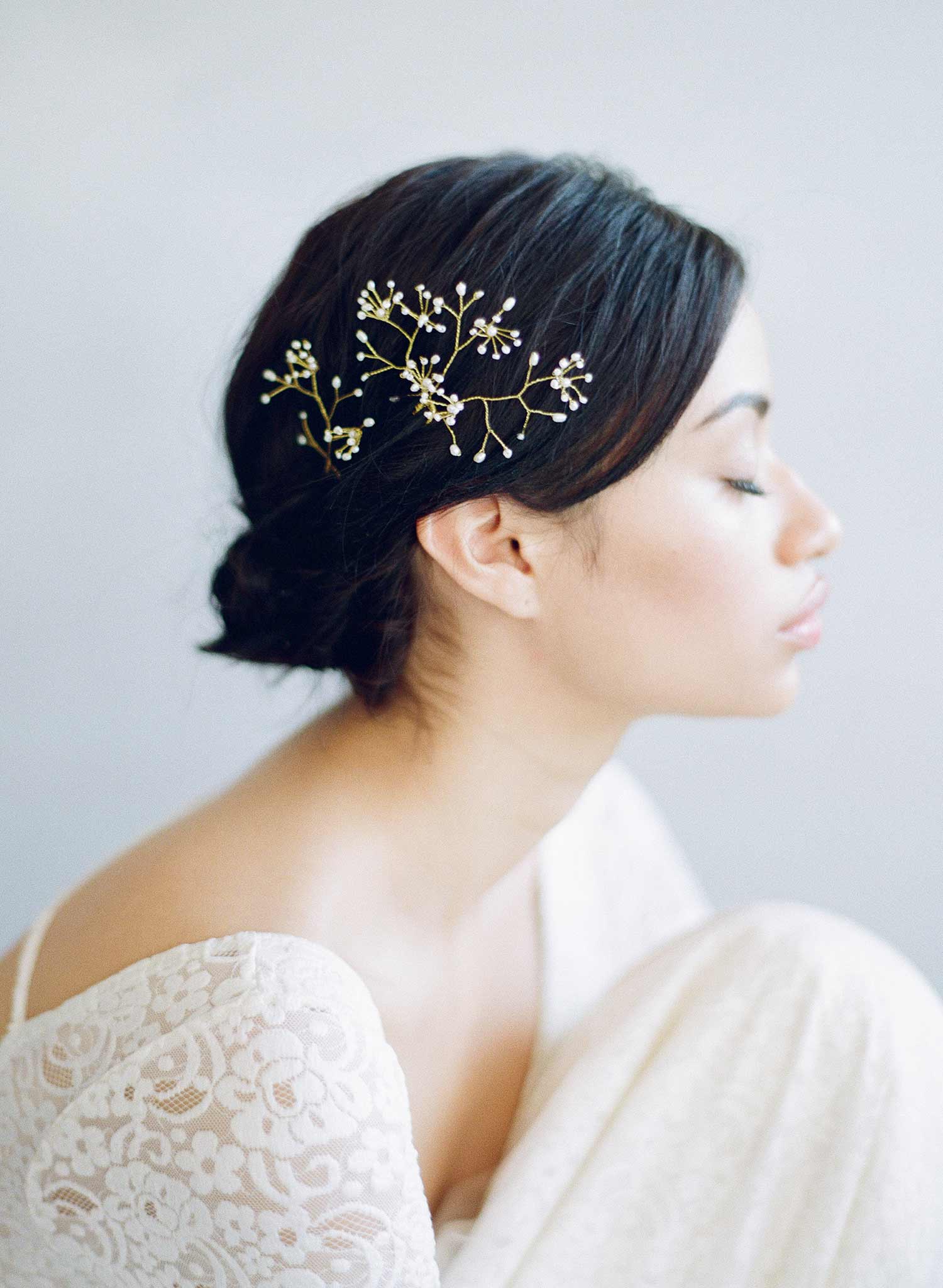 Baby's breath hair pins, bridal hair style