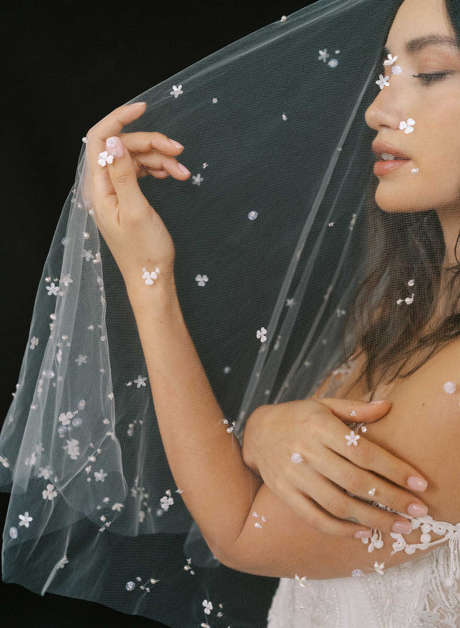 Airy florals embroidered veil - Style #2621