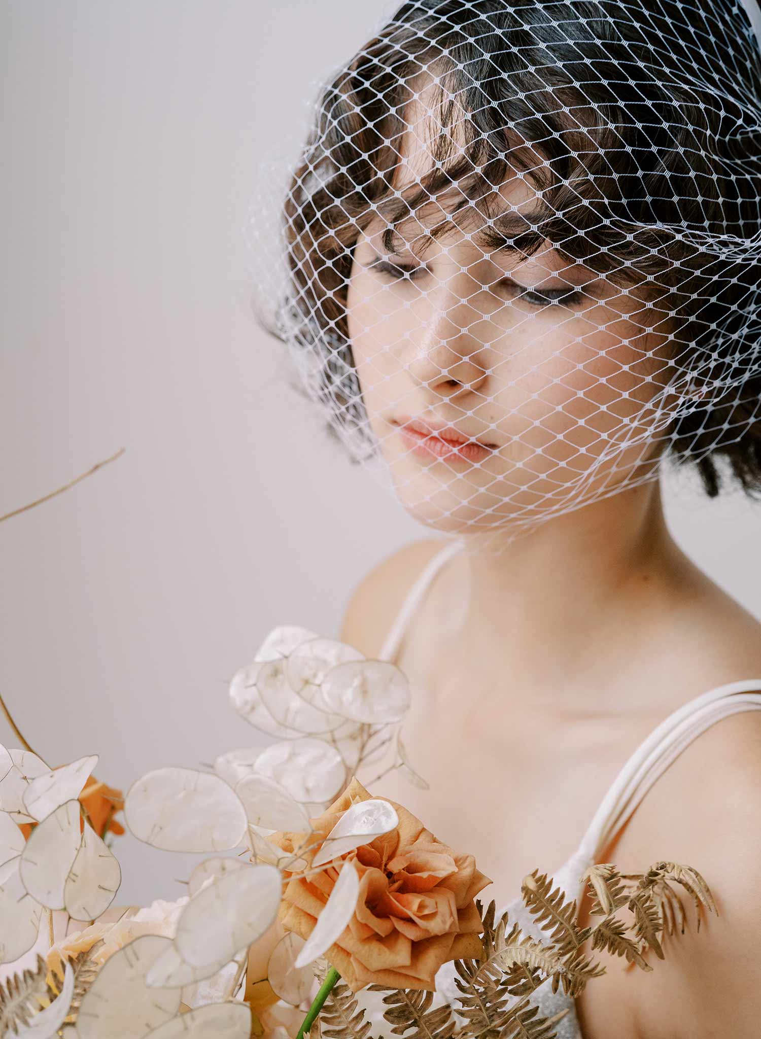 https://www.twigsandhoney.com/cdn/shop/products/2350-bridal-birdcage-veil-headband-twigsandhoney-f_2048x2048.jpg?v=1671517021