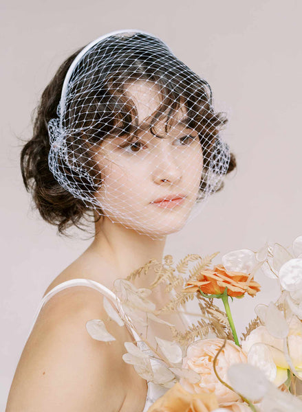 https://www.twigsandhoney.com/cdn/shop/products/2350-bridal-birdcage-veil-headband-twigsandhoney-l_grande.jpg?v=1671517021