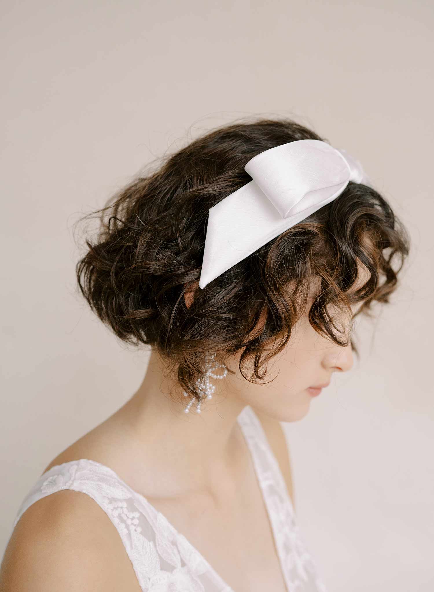 https://www.twigsandhoney.com/cdn/shop/products/2354-silk-bridal-bow-headband-twigsandhoney-c_2048x2048.jpg?v=1671517448