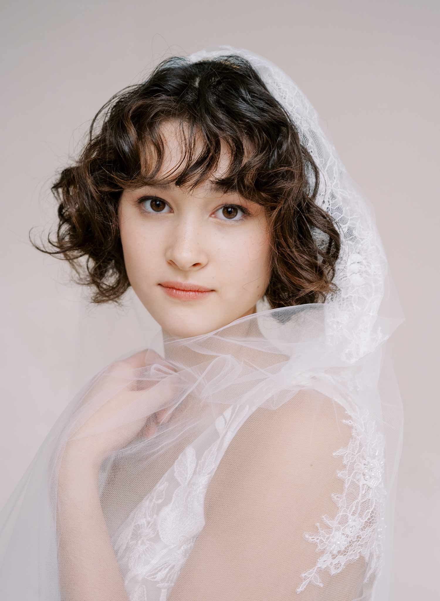 One Blushing Bride Simple Fingertip Bridal Veil for Short Hair, Bobs & Pixies Off White / with Headband