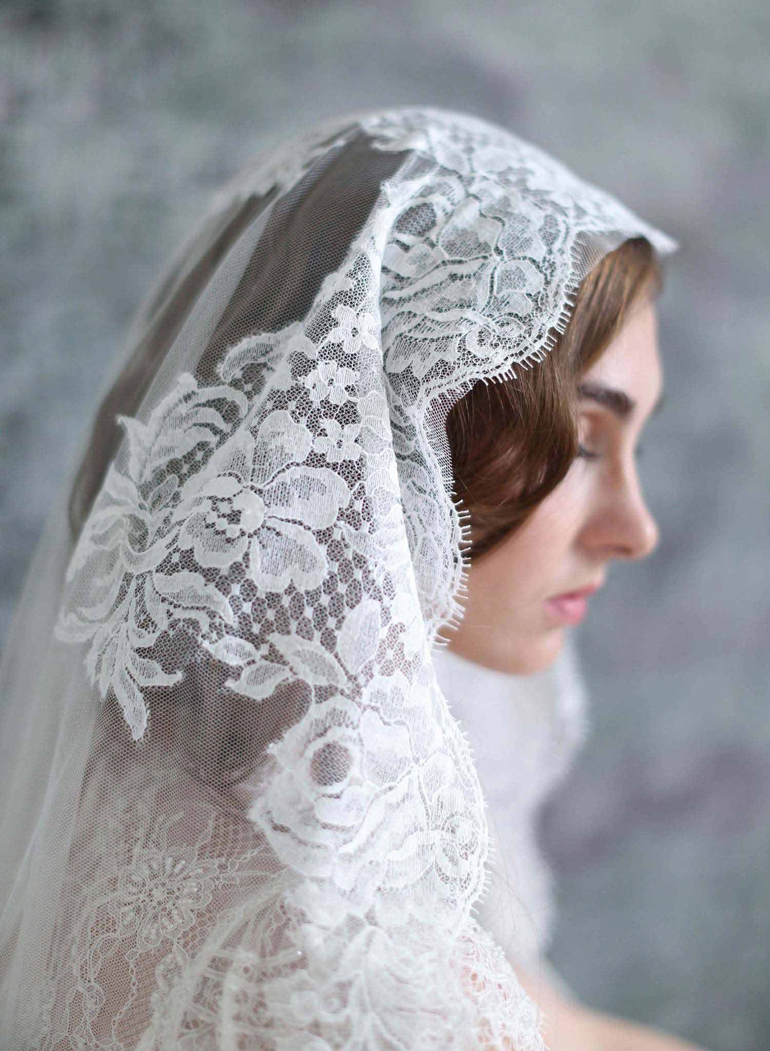 Vintage-inspired bridal headband and veil