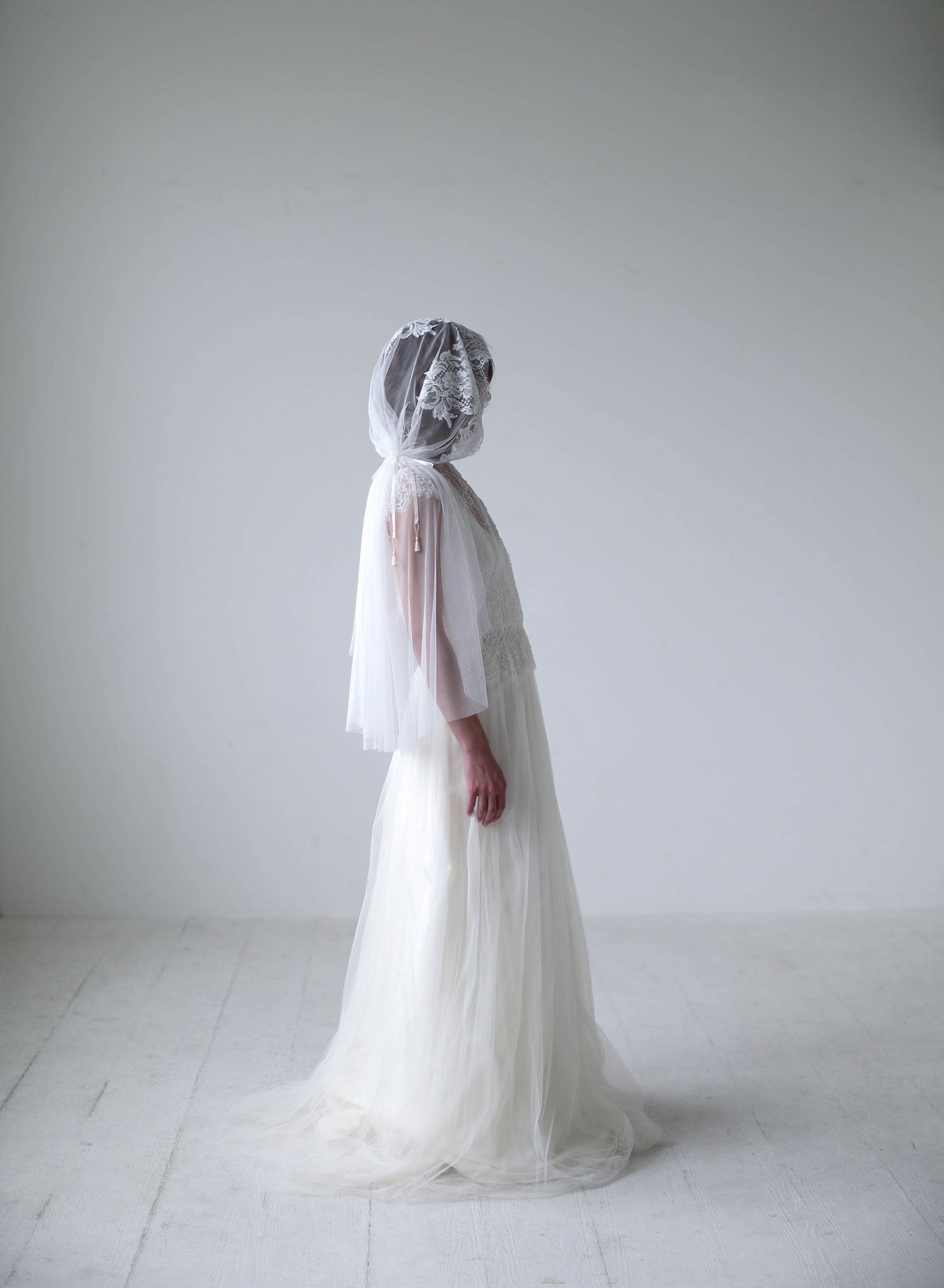 https://www.twigsandhoney.com/cdn/shop/products/709x_wedding-veil-bridal-veil-lace-veils-wedding-veil-bridal-accessories_2048x2048.jpg?v=1483074211