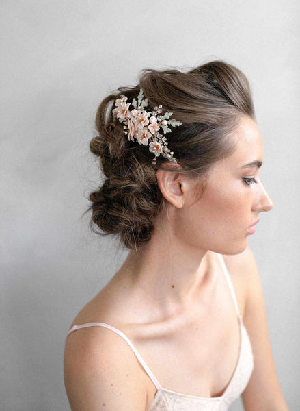 https://www.twigsandhoney.com/cdn/shop/products/940-bridal-blossomandflower-hair-comb-blush-headpiece-twigsandhoney_0005-MAIN_grande.jpg?v=1594959923